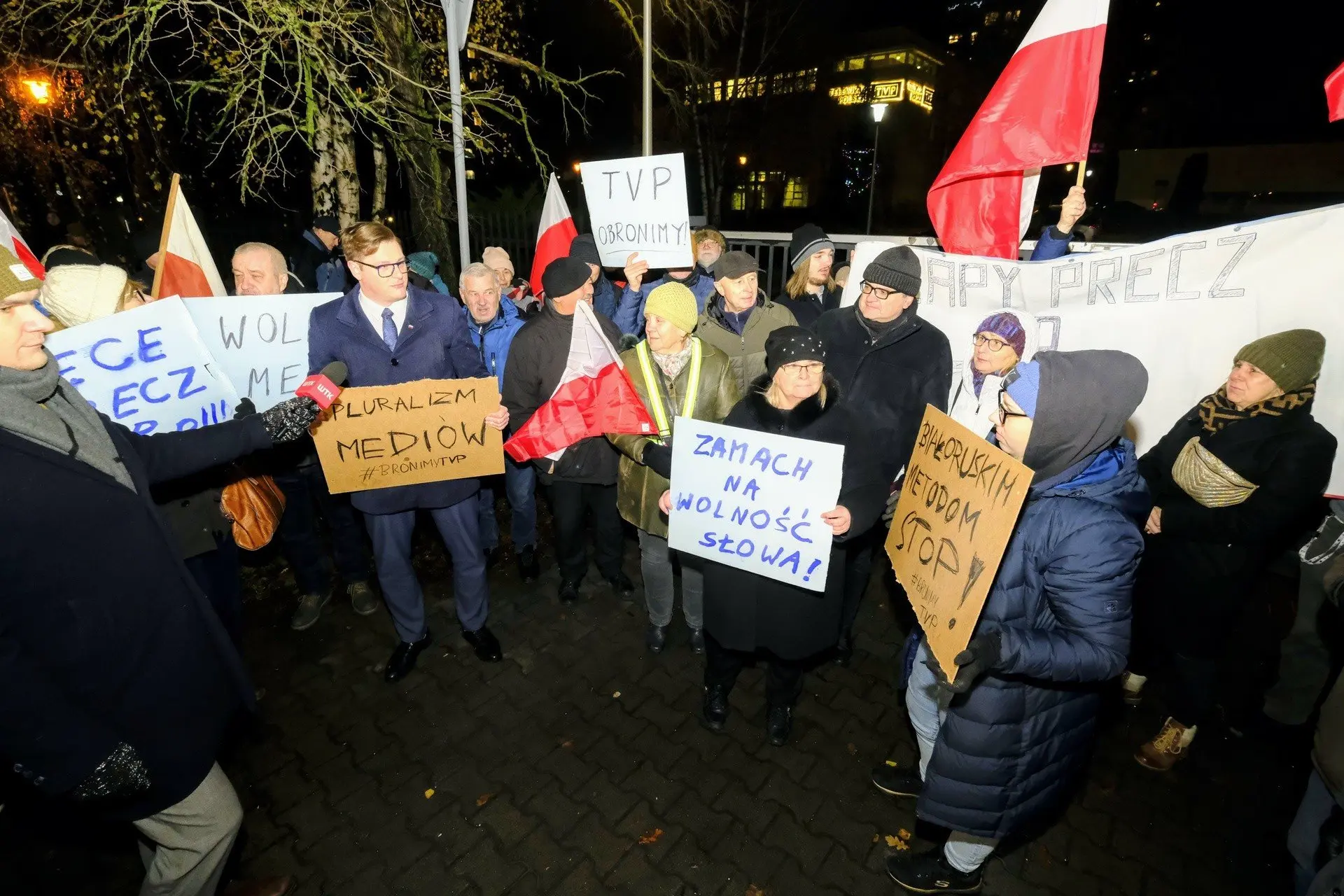 Protest pod poznańskim oddziałem TVP – wsparcie dla więzionych polityków PiS
