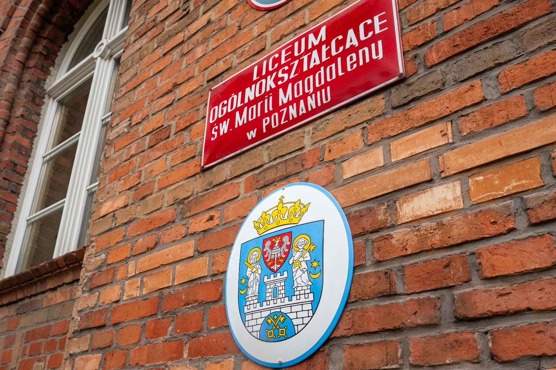 Herb Poznania na murach szkół. Wzmacnianie lokalnego patriotyzmu przez symbolikę