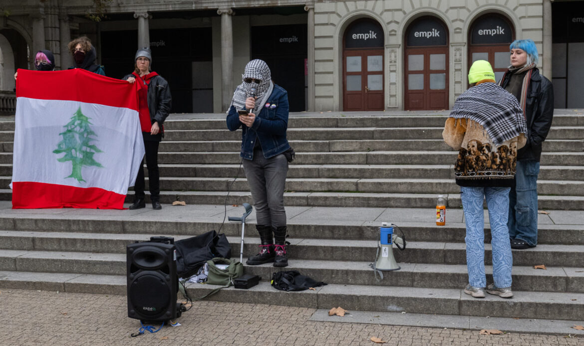 Protest studentów w Poznaniu: „Izrael morduje, a rektor przyklaskuje”