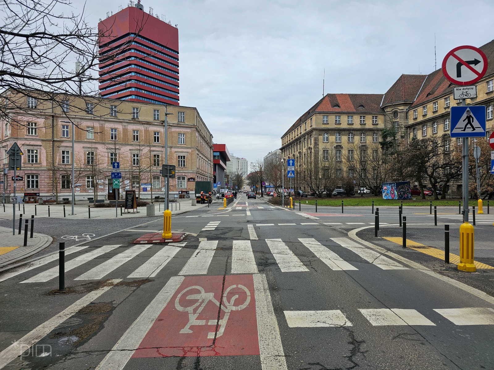 Skrzyżowanie od betonu do zieleni